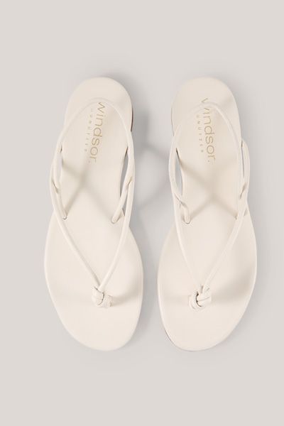 Windsor Ecru Zehentandale aus Lammnappaleder mit Knotendetail