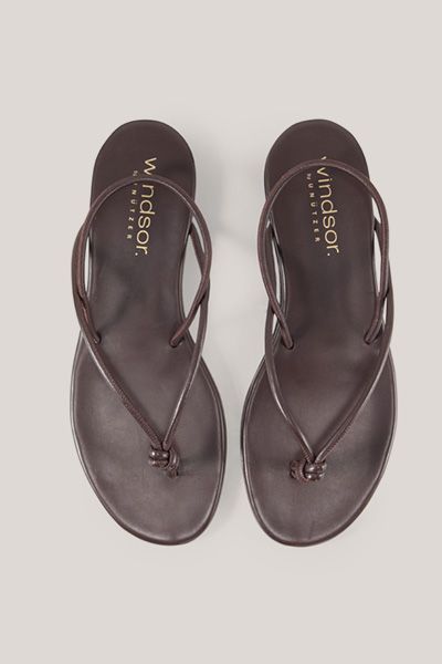 Windsor Munutzer braune Sandalen aus Lammnappaleder mit Knotendetail