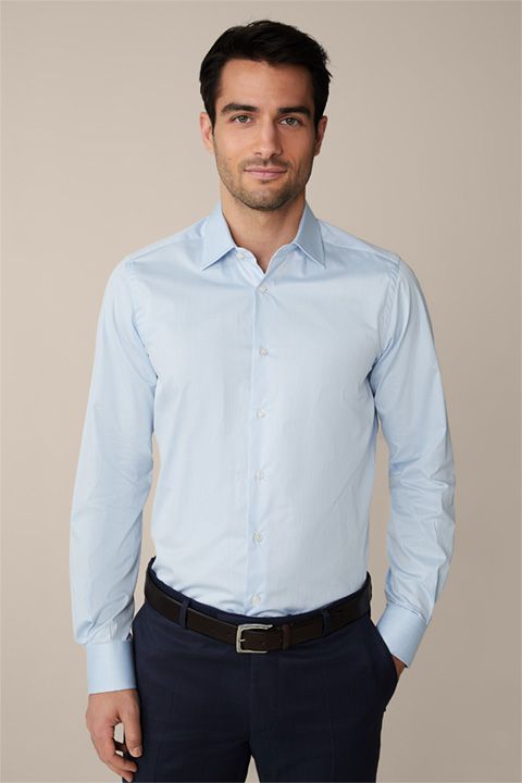 Klassisches hellblaues Baumwoll-Hemd