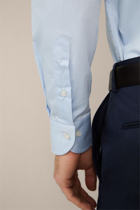 Klassisches hellblaues Baumwoll-Hemd