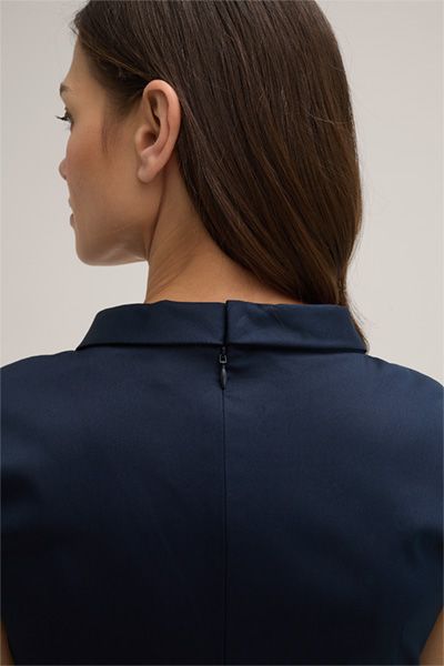Etui Marineblaues Baumwollstretchkleid mit Audrey-Kragen und Gürtel