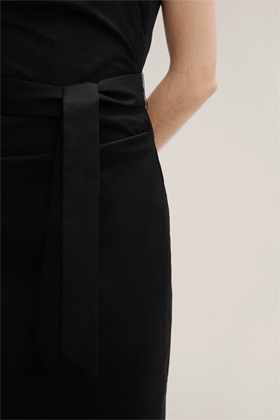 Etienne Baumwollstretch-Etui-Kleid mit Audreykragen in Schwarz