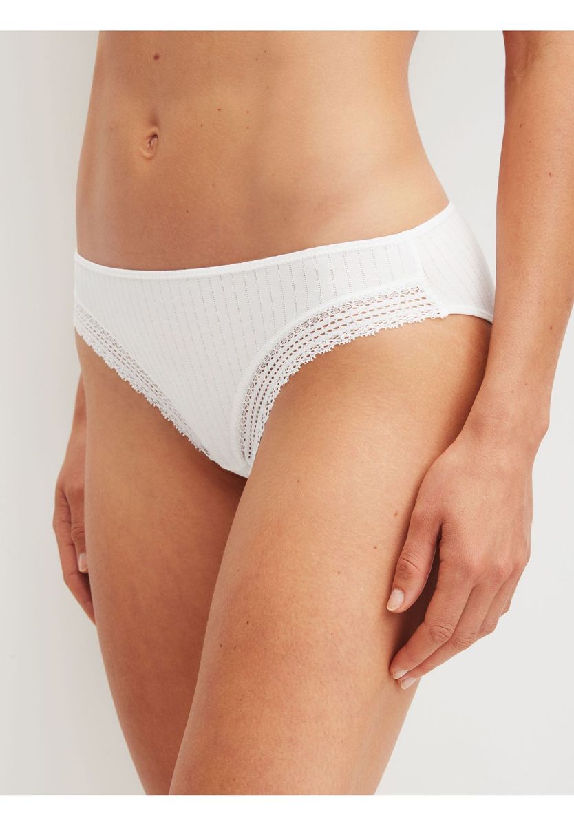 Weiße, spitzenbesetzte Slips