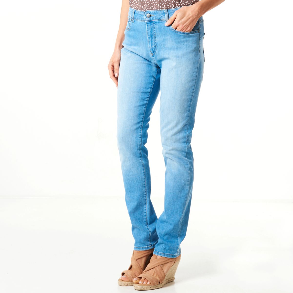 Schmal geschnittene Jeans mit heller Waschung