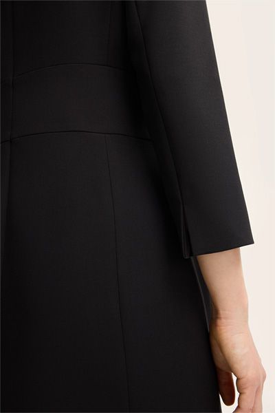 Elegantes schwarzes Crêpe-Etuikleid mit V-Ausschnitt und 3/4-Ärmeln