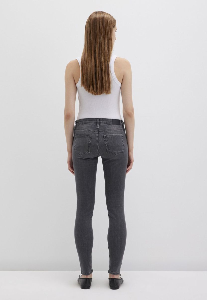 Schmal geschnittene graue Jeans