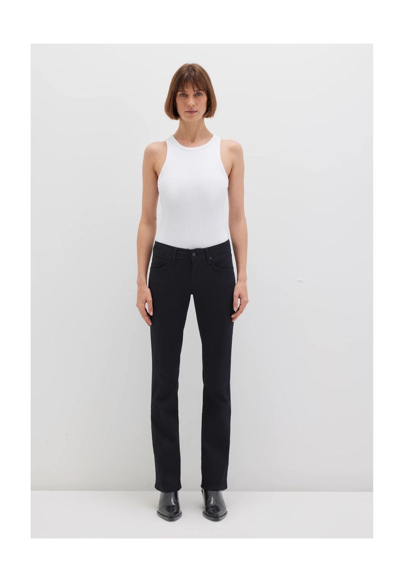 Klassische gerade geschnittene schwarze Jeans