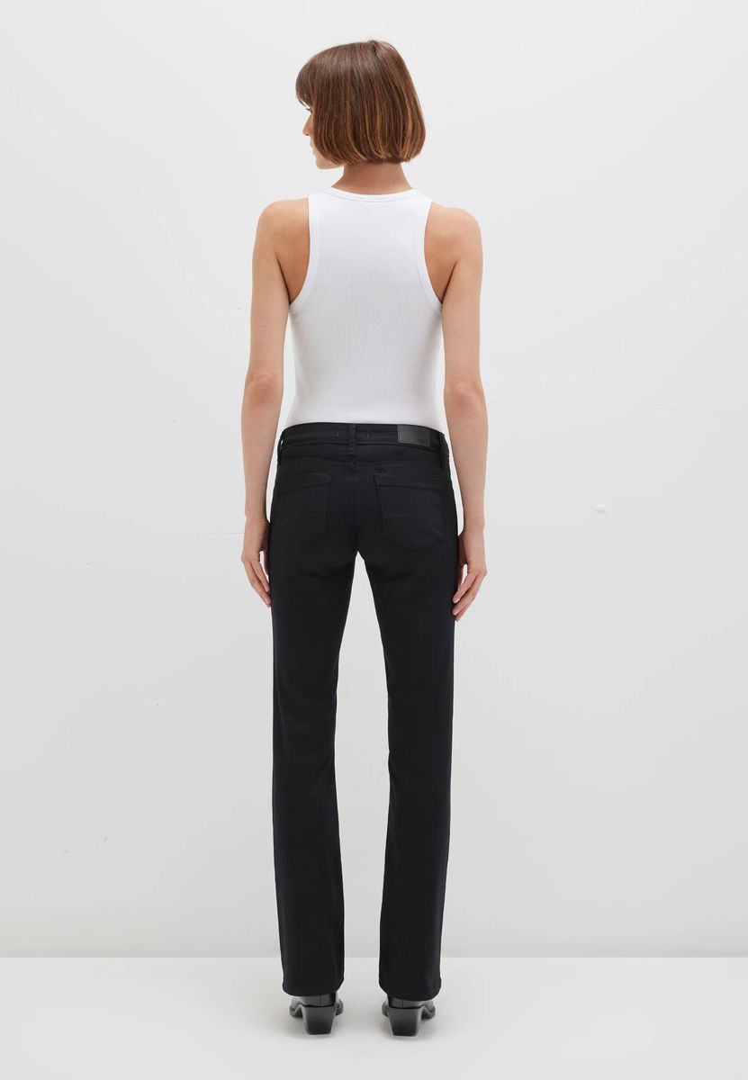 Klassische gerade geschnittene schwarze Jeans
