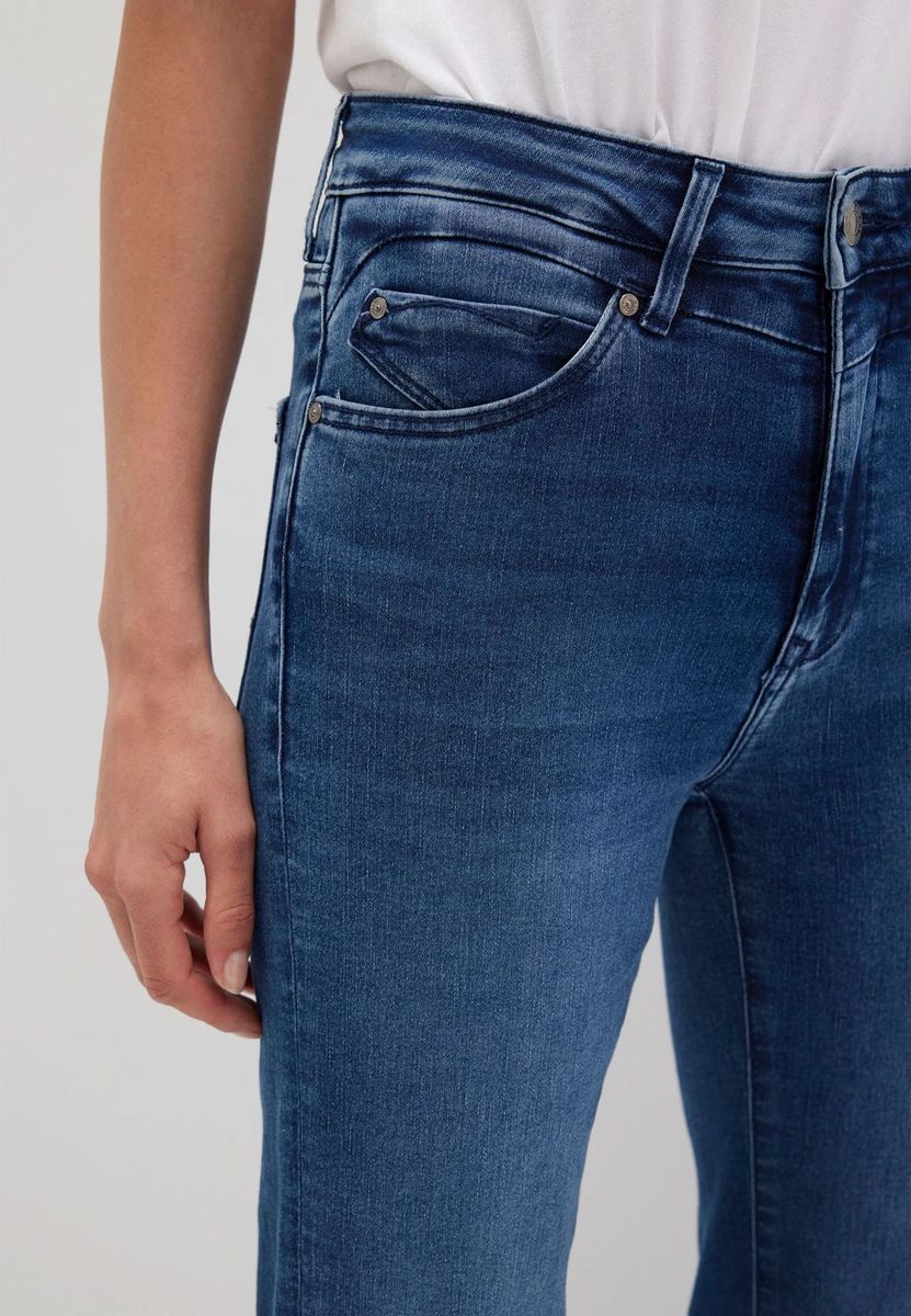 Schmale gerade Jeans in dunkler Waschung