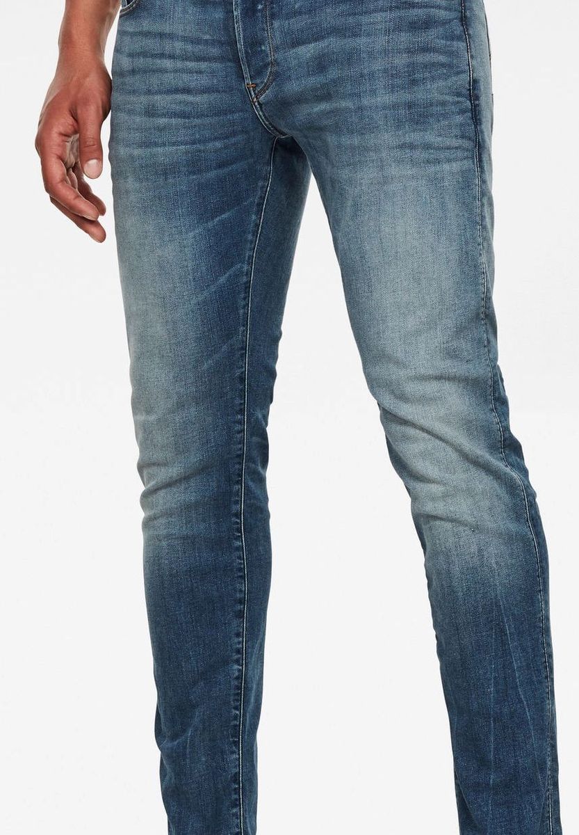 Schmal geschnittene Jeans mit Waschung