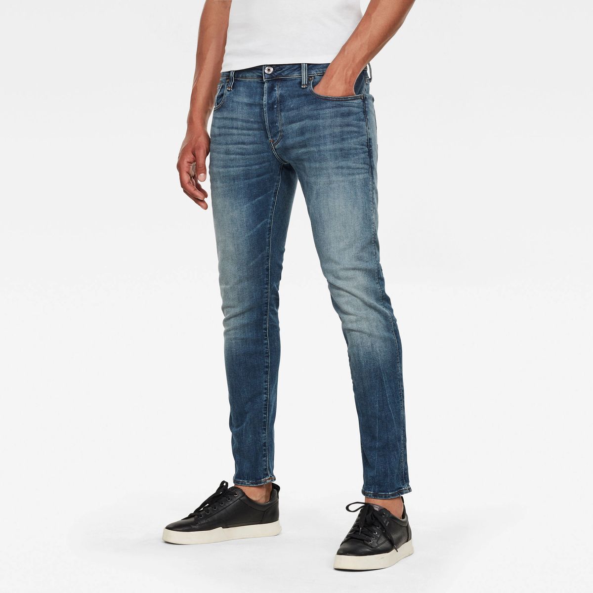 Schmal geschnittene Jeans mit Waschung