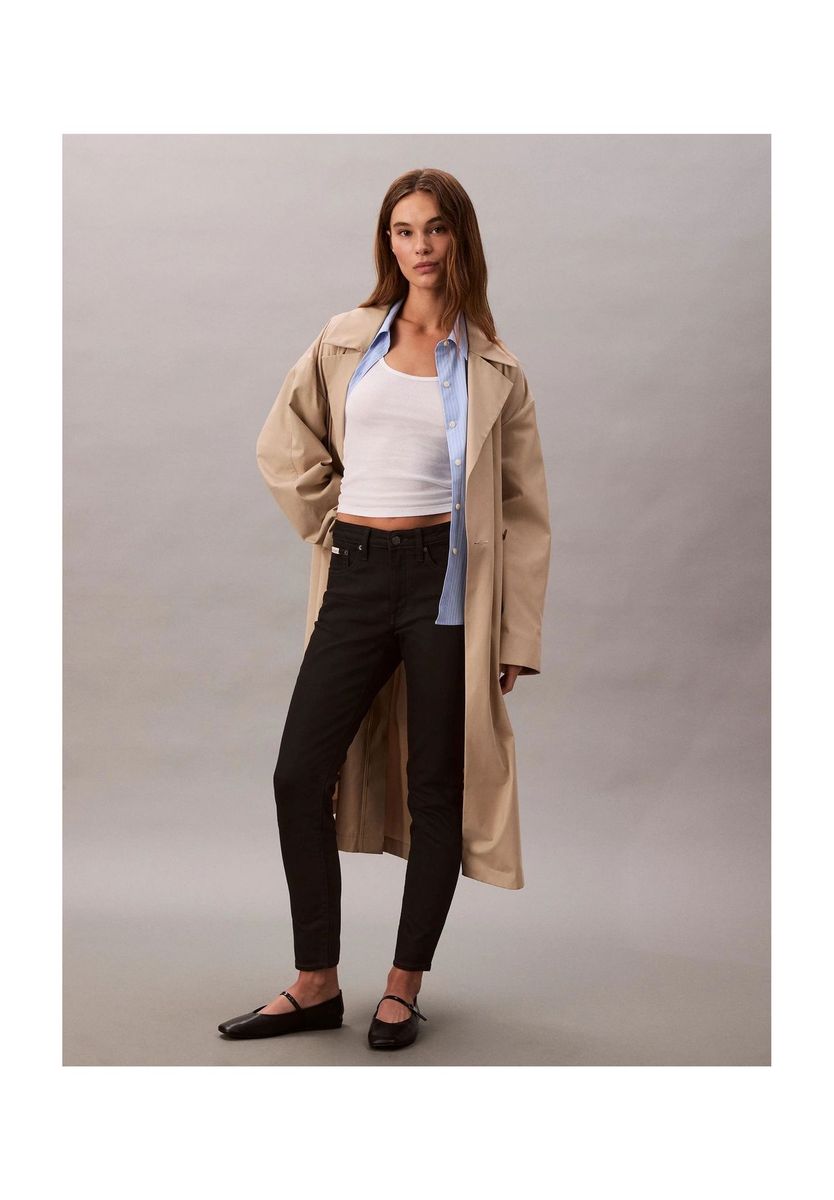 Klassische schwarze Five-Pocket-Jeans