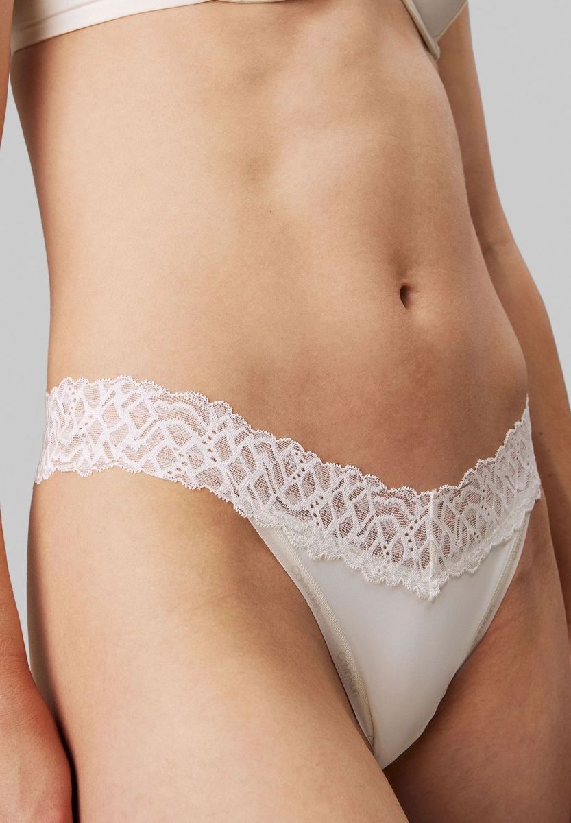 Zarter String-Tanga mit Spitzendetail