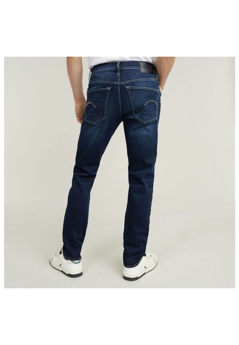 Schmal geschnittene Jeans mit dunkler Waschung