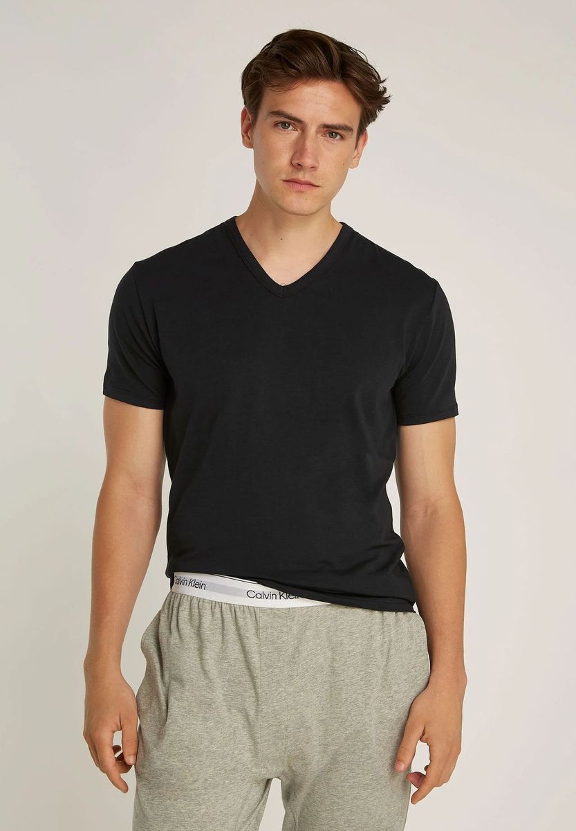 Klassisches schwarzes T-Shirt Set mit V-Ausschnitt