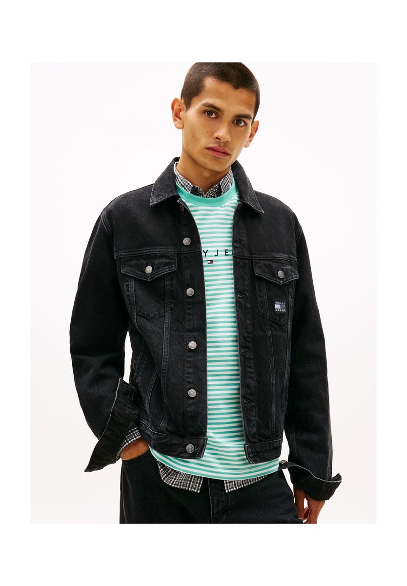 Klassische schwarze Jeansjacke im Trucker-Stil