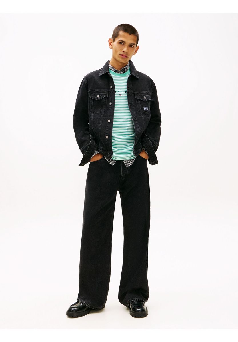 Klassische schwarze Jeansjacke im Trucker-Stil