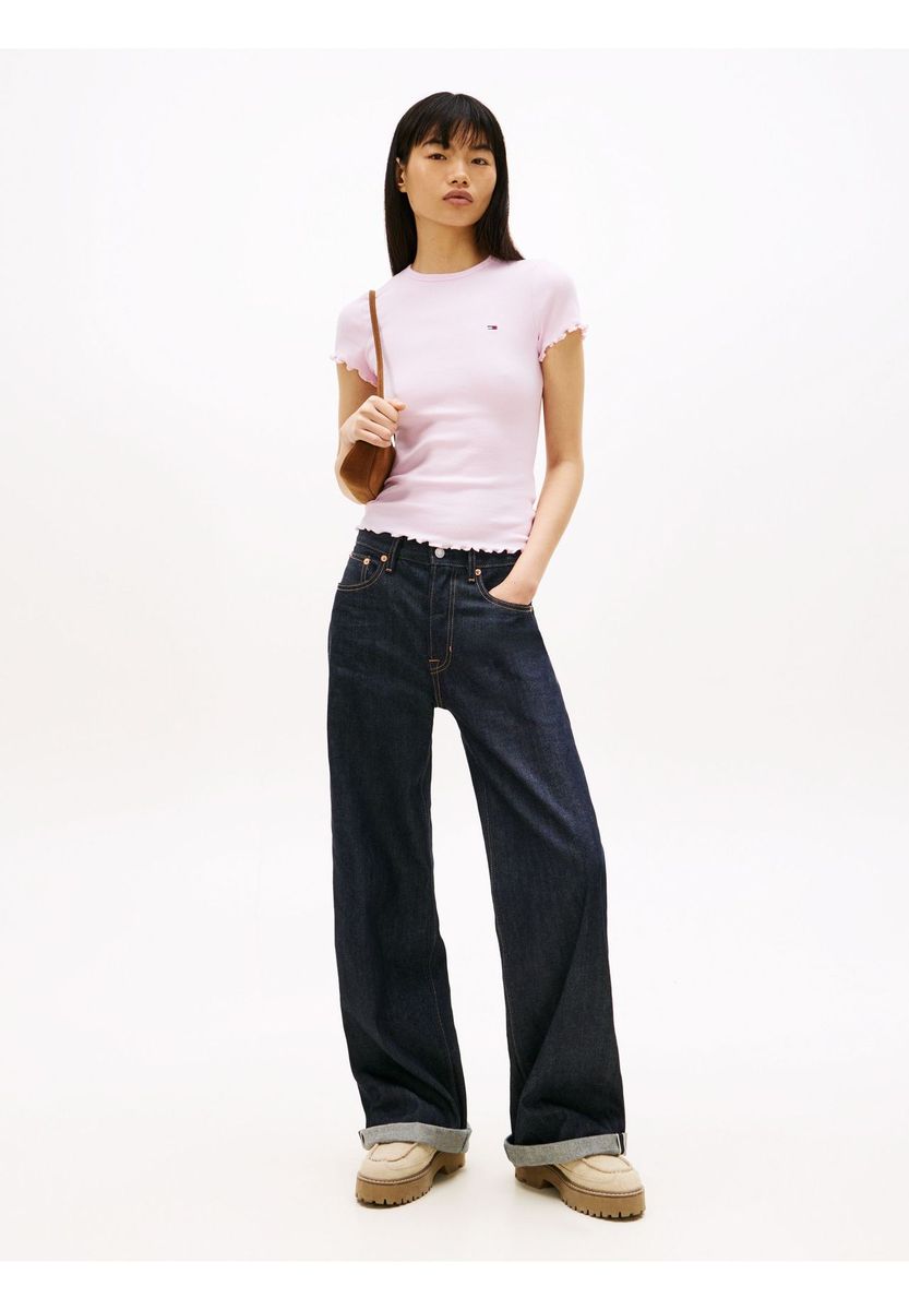 Geripptes, figurbetontes T-Shirt mit Wellensaum