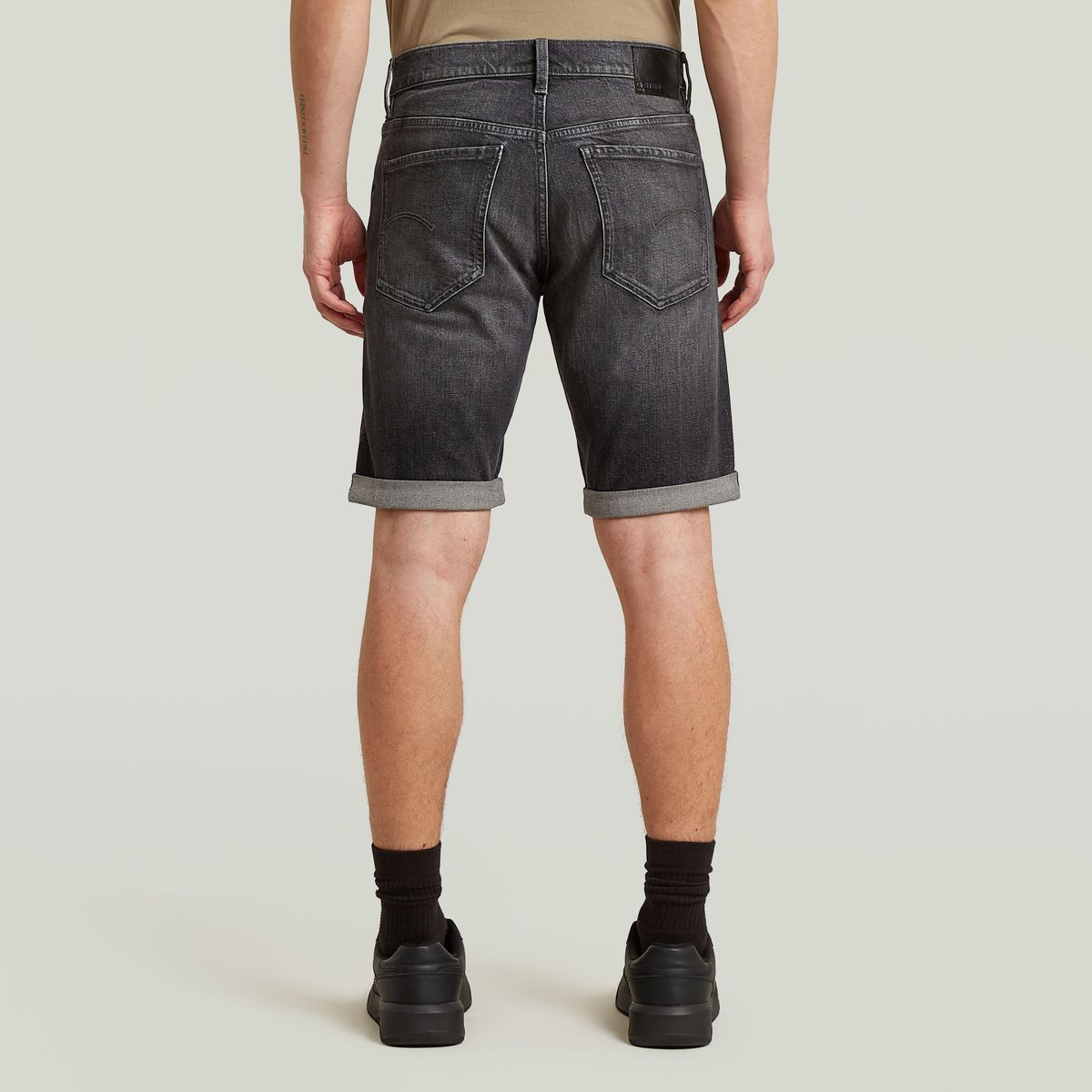 Verwaschene schwarze Jeansshorts mit Umschlag
