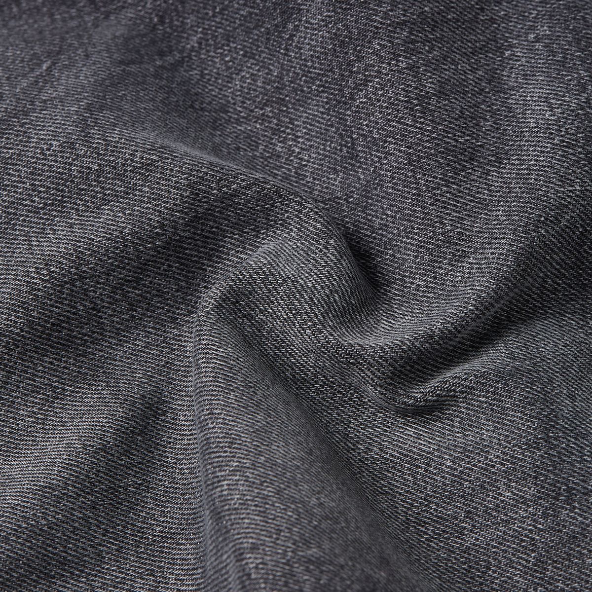 Verwaschene schwarze Jeansshorts mit Umschlag