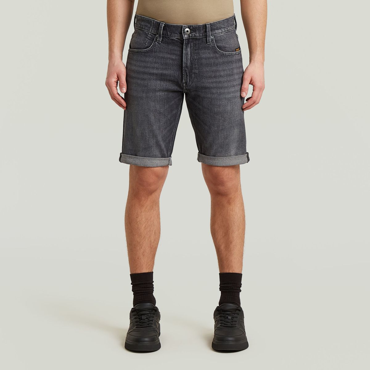 Verwaschene schwarze Jeansshorts mit Umschlag