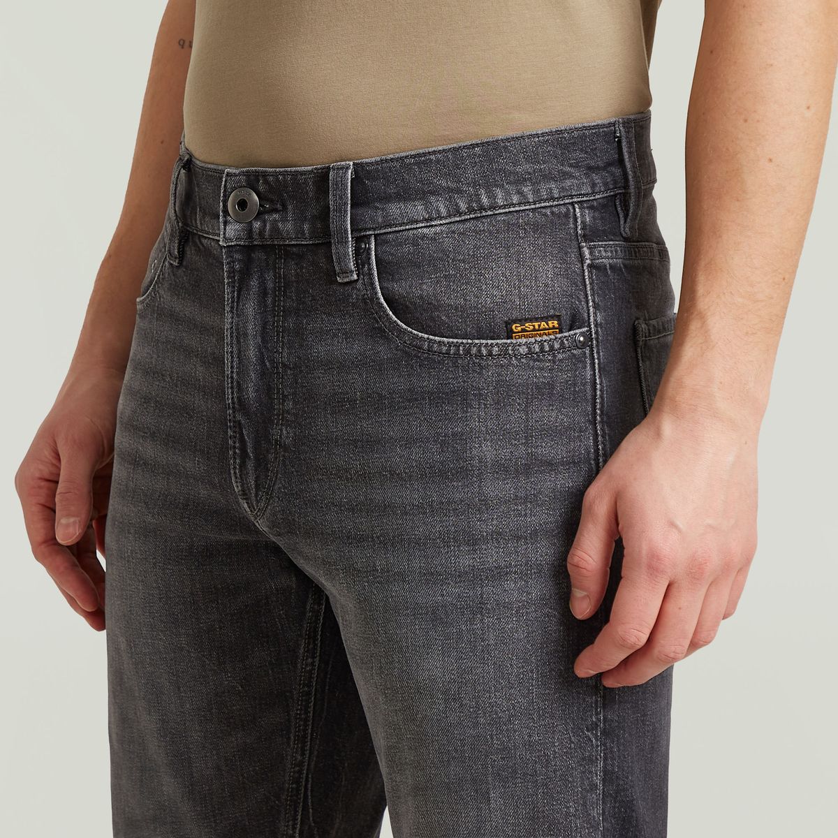 Verwaschene schwarze Jeansshorts mit Umschlag