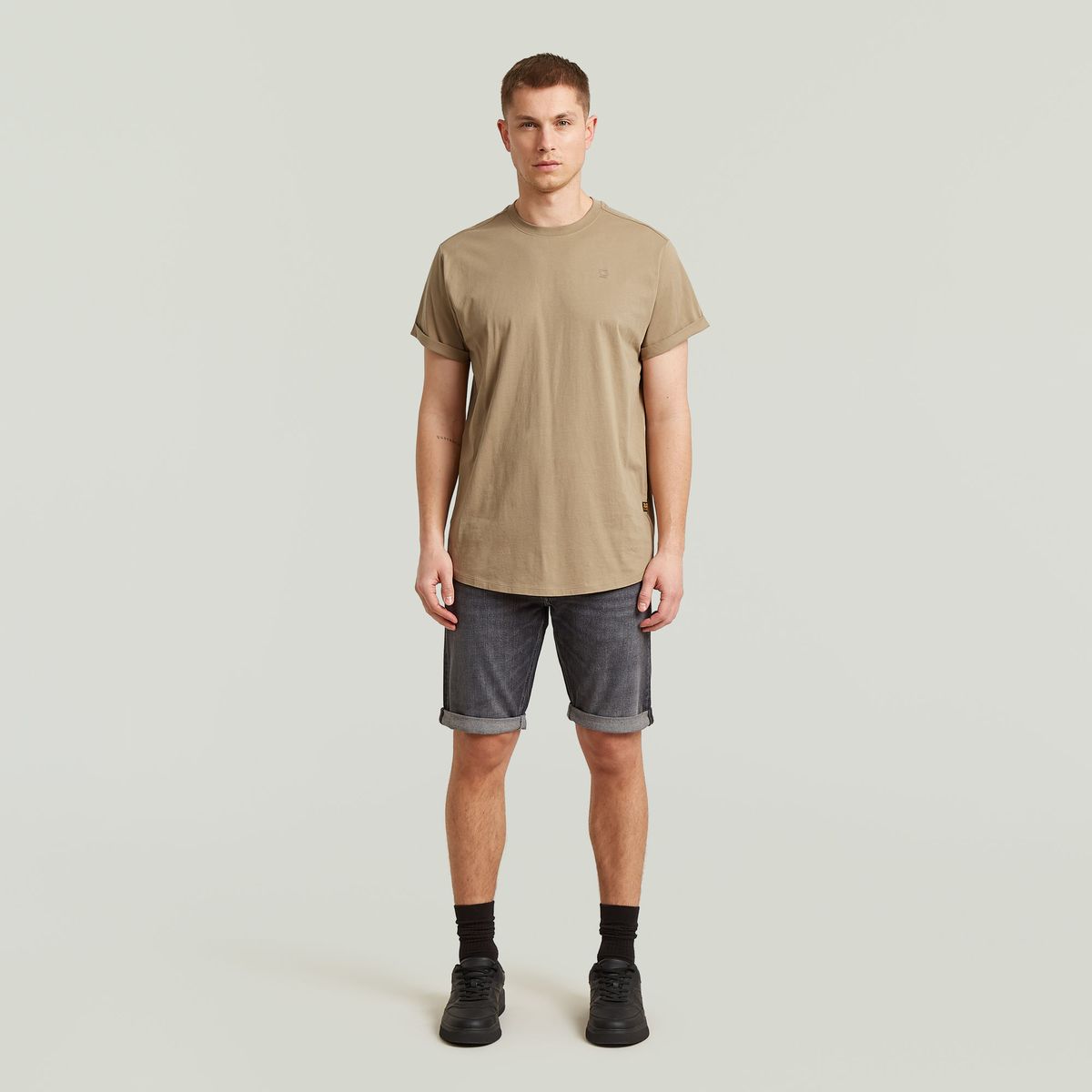 Verwaschene schwarze Jeansshorts mit Umschlag