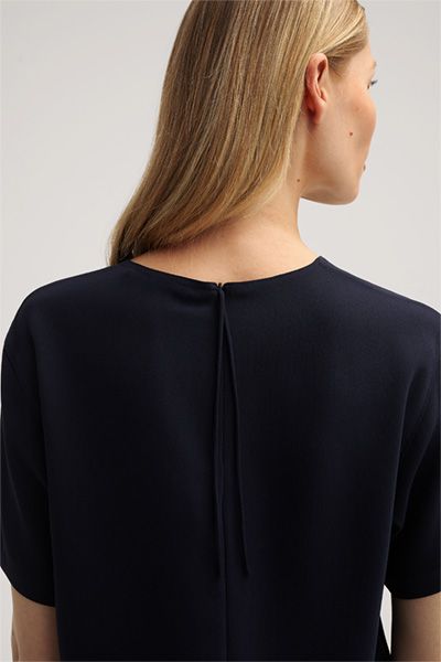 Crêpe Navy Kurzarmbluse mit Rundhalsausschnitt und Reißverschluss