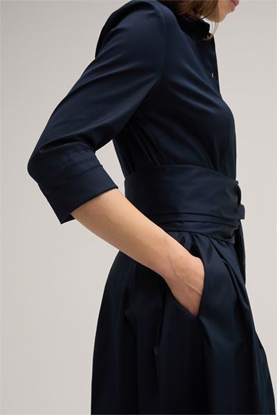 Midi-Hemdblusenkleid aus Baumwollstretch in Marineblau mit Gürtel