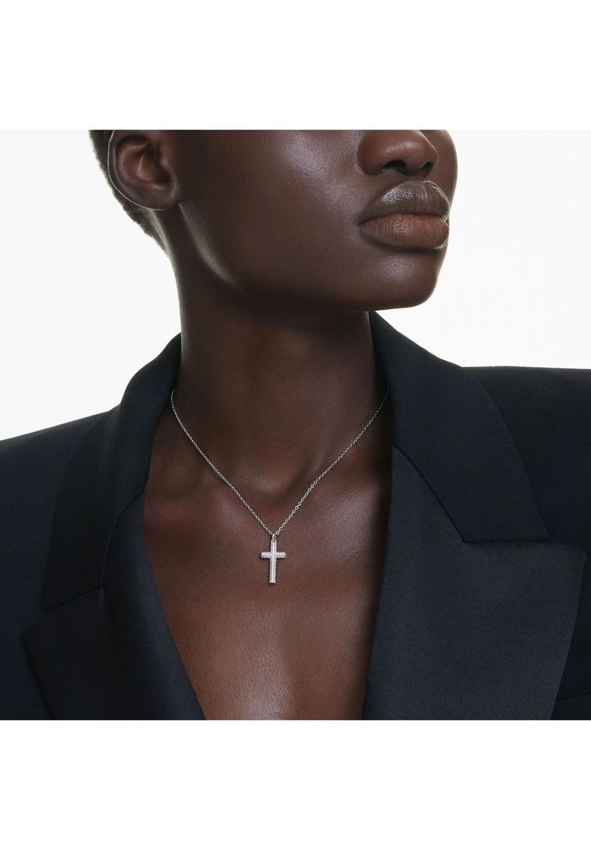 Elegante Halskette mit Kreuzanhänger in Silber