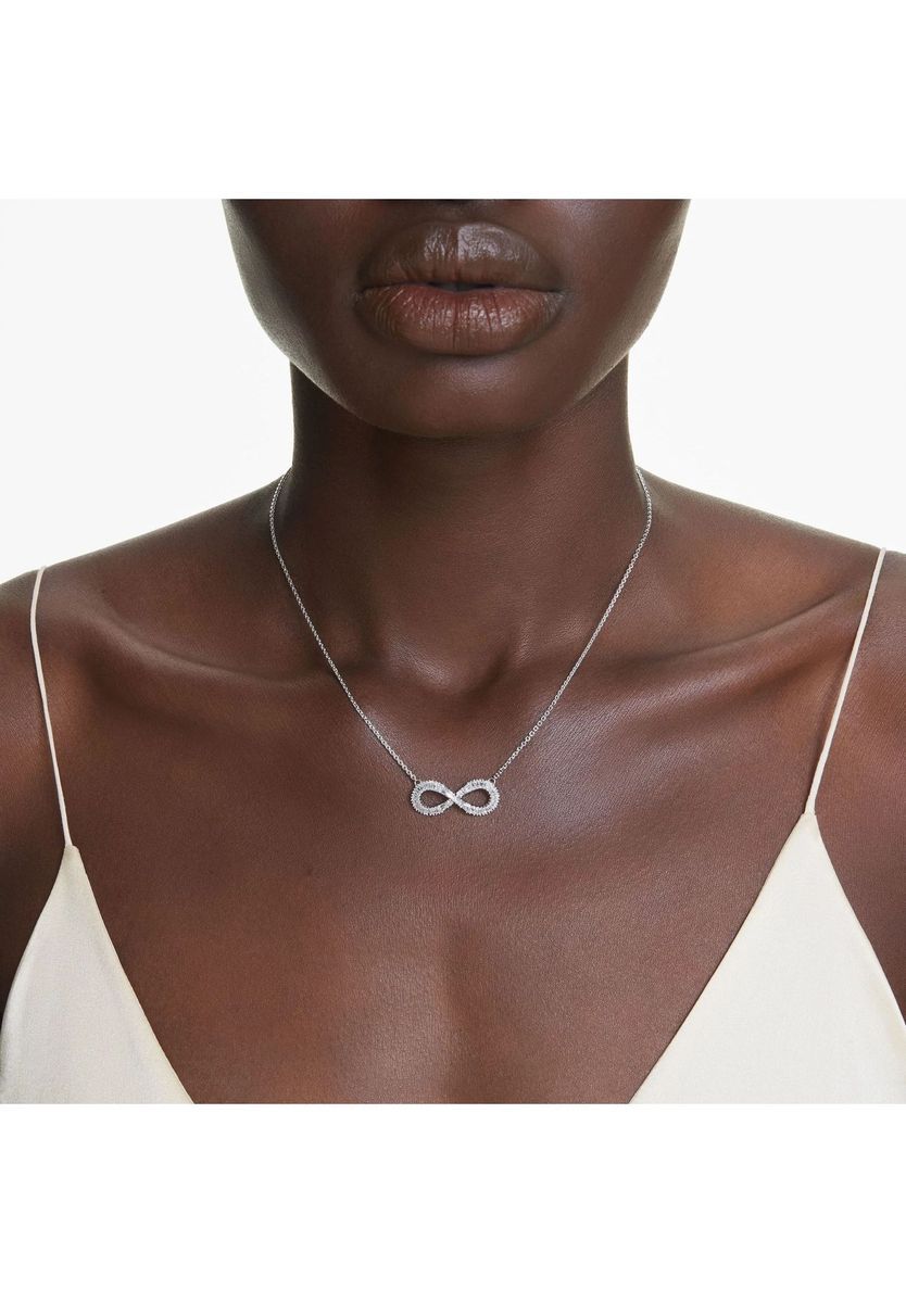 Elegante Halskette mit Unendlichkeitsanhänger