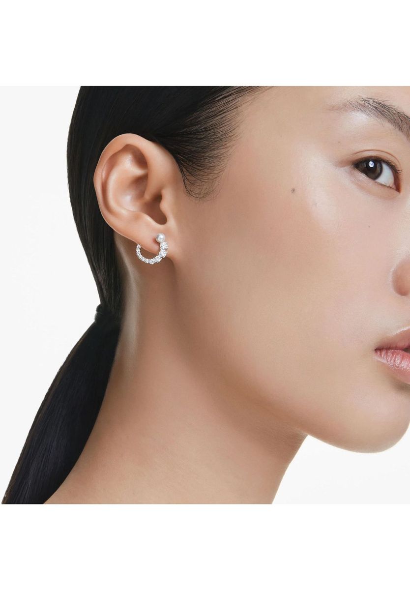 Funkelnde, silberfarbene Creolen