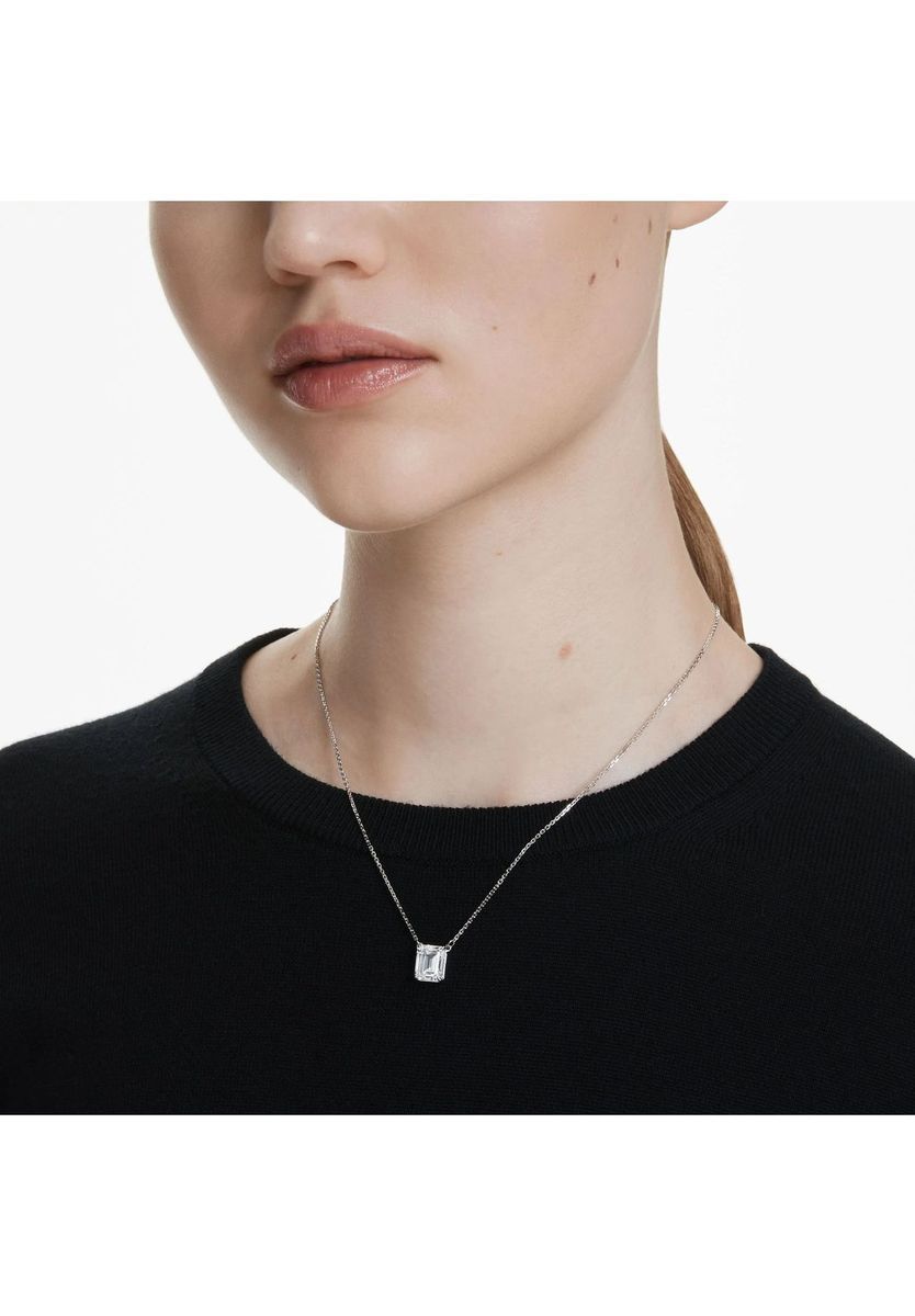 Elegante silberfarbene Halskette mit Kristallanhänger