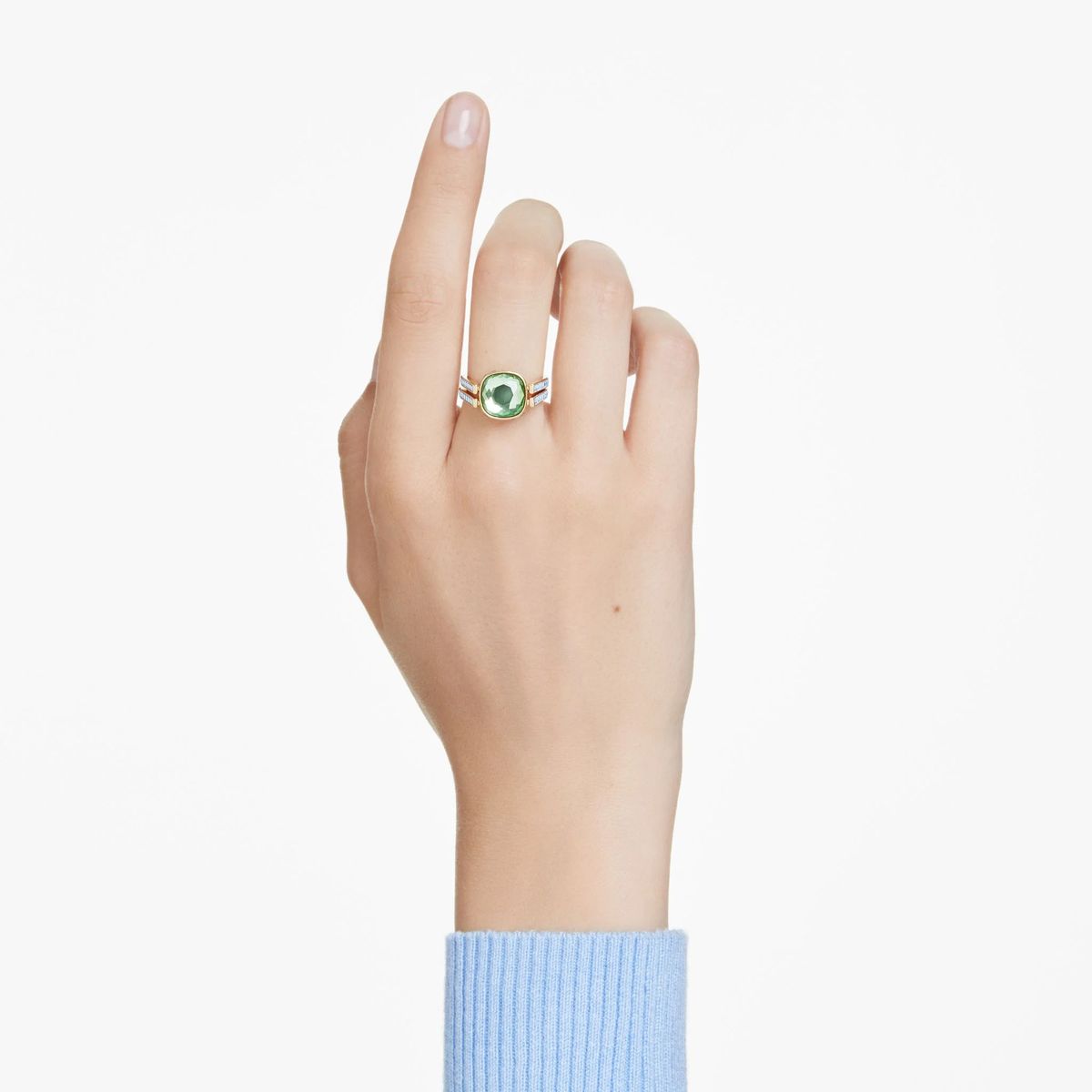 Auffälliger Goldring mit Kristallakzenten
