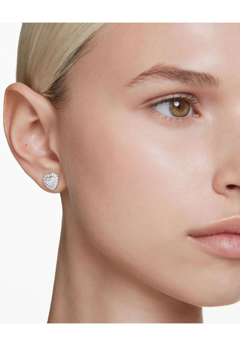 Herzohrstecker mit klaren Kristallen