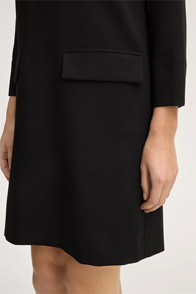 A-Linien schwarzes Crêpe-Kleid mit Stehkragen und Taschen
