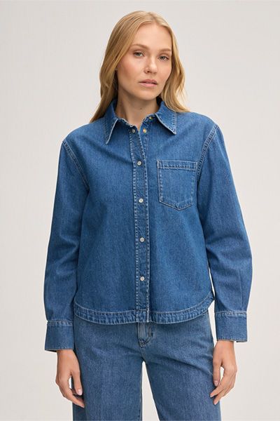 Jeansbluse aus Bio-Baumwolle in Mid Blue Wash mit Tasche