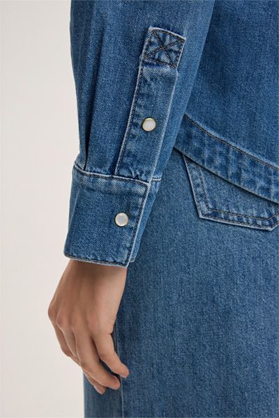 Jeansbluse aus Bio-Baumwolle in Mid Blue Wash mit Tasche