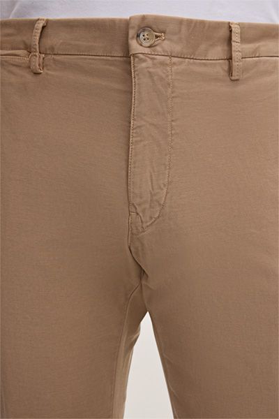 Baumwoll-Chino Cino in Camel mit geradem Bein und Gürtelschlaufen