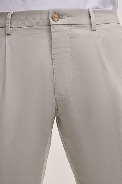 Moderne Baumwoll-Chino-Hose mit Bundfalten in Hellgrau