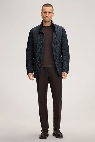 Marineblaue Steppjacke mit Stehkragen und aufgesetzten Pattentaschen