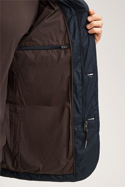 Marineblaue Steppjacke mit Stehkragen und aufgesetzten Pattentaschen