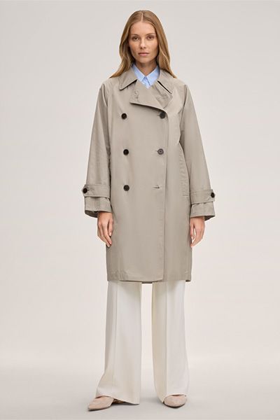 Baumwollmix-Doppelreiher-Trenchcoat in Greige mit Knopfdetails