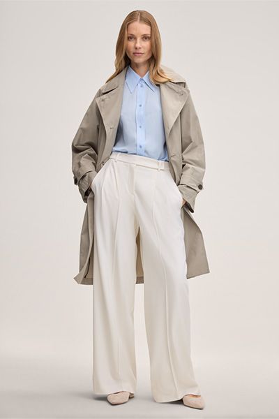 Baumwollmix-Doppelreiher-Trenchcoat in Greige mit Knopfdetails