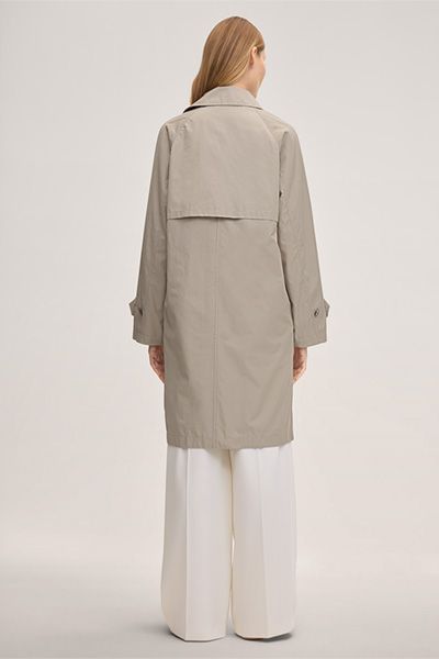 Baumwollmix-Doppelreiher-Trenchcoat in Greige mit Knopfdetails