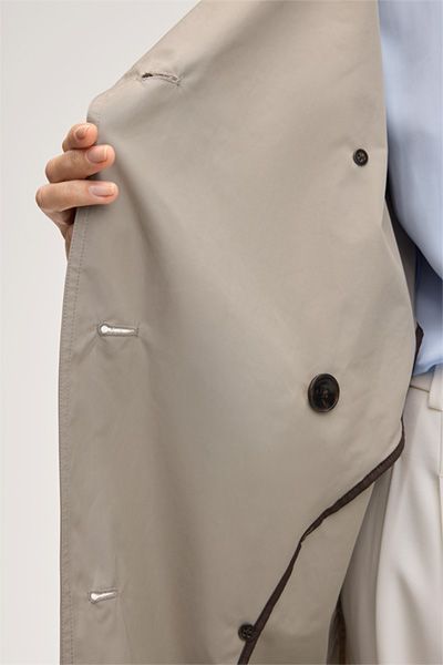 Baumwollmix-Doppelreiher-Trenchcoat in Greige mit Knopfdetails