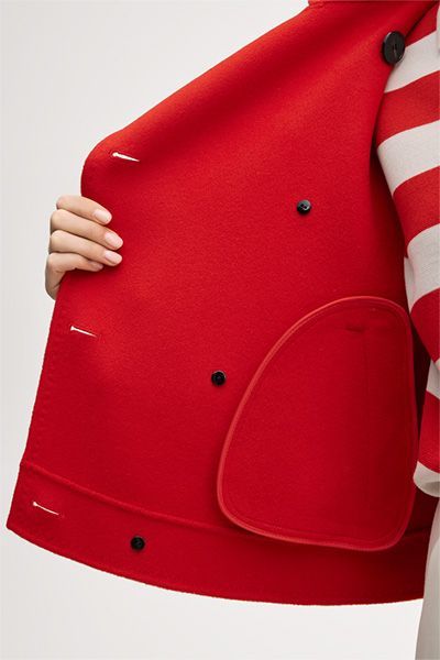 Woll-Doubleface-Doppelreiher-Jacke in Rot mit schwarzen Knöpfen