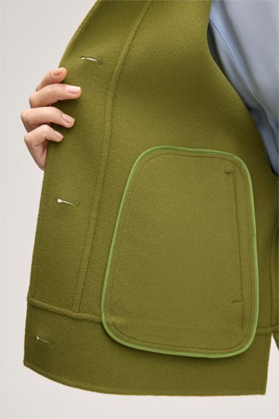 Doubleface-Wolljacke in Grün mit weiten Dreiviertelärmeln