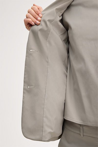 Baumwollstretch-Blazer in Greige mit Zwei-Knopf-Verschluss