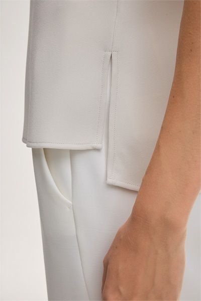 Elfenbeinfarbenes Triacetat-Blusentop mit ärmellosem Design und U-Boot-Ausschnitt